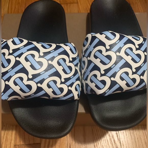 Burberry Furley TB Flock Padded Leather Slides
Sold Out !!!!!LABOR DAY SALE!! - Picture 2 of 11